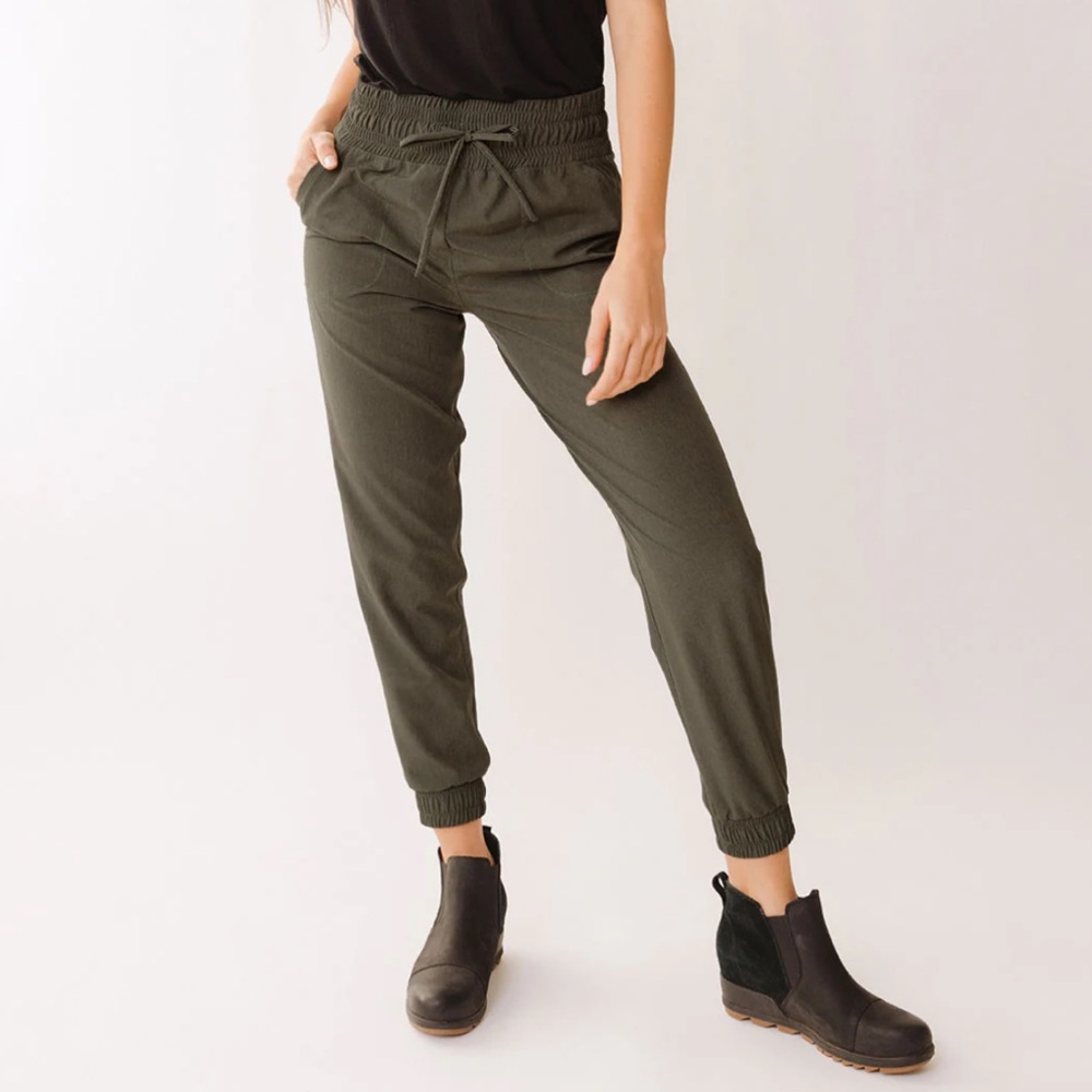 Albion Fit Destination Joggers in Heather Green S‎